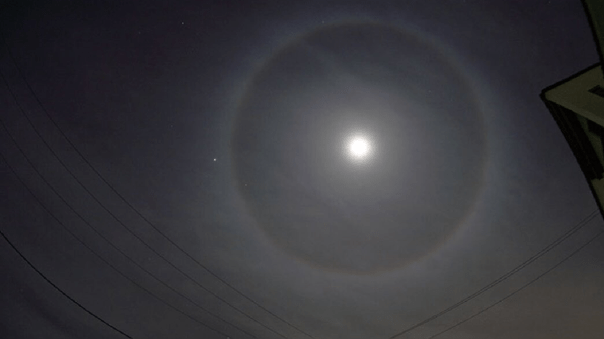Un halo lunar apareció en el cielo de Lima: ¿Qué significa esto?
