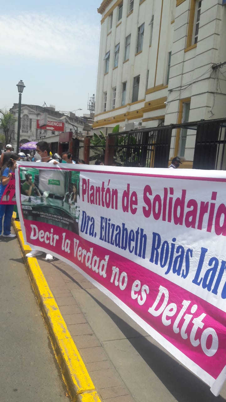 Plantón de Solidaridad por arbitrariedad contra Doctoras que denunciaron deficiencias en Hospital San Bartolomé