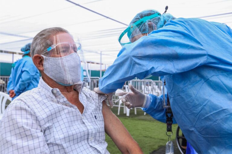 Pongo el Hombro: Así se desarrolla el primer día de vacunación contra la COVID-19 a mayores de 70 años