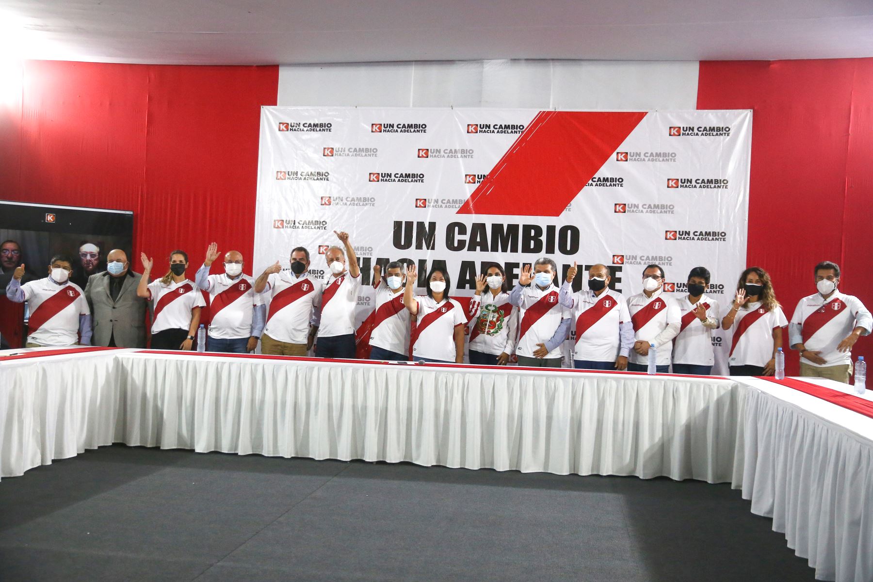 Keiko Fujimori presenta a integrantes de equipo técnico