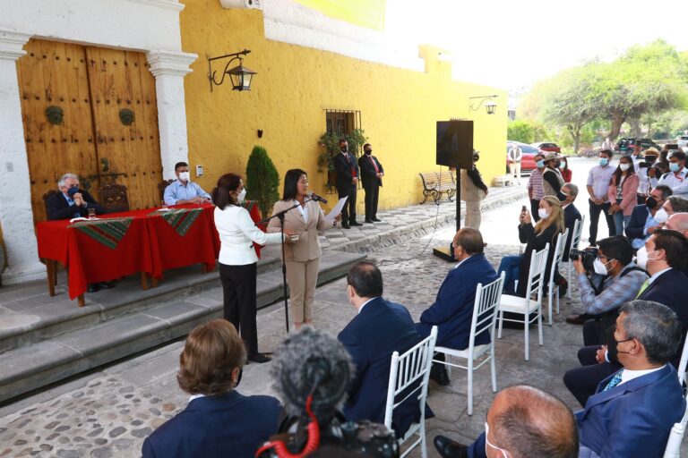 Fuerza Popular propone otorgar bonos este año y aumentar número de vacunadores