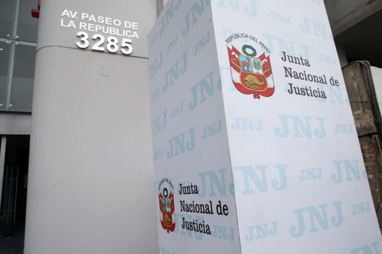 JNJ DESTITUYE A FISCAL AGRESOR