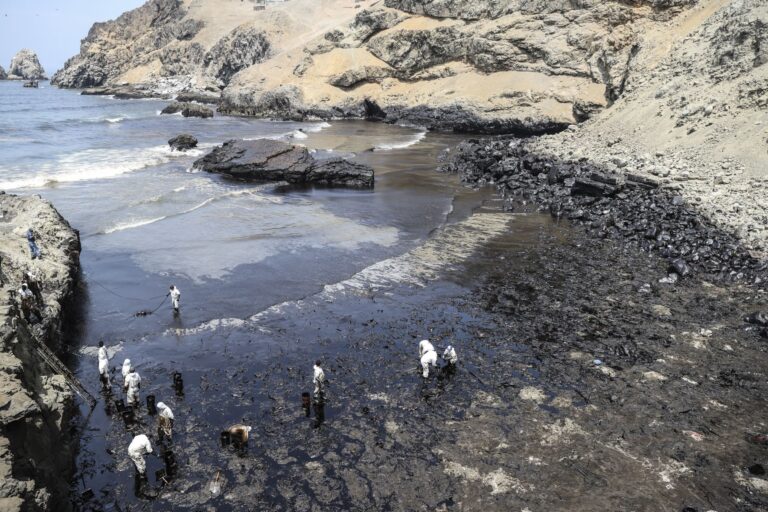 ADVIERTEN QUE PETRÓLEO DERRAMADO EN VENTANILLA PERMANECERÁ EN EL FONDO MARINO POR DÉCADAS