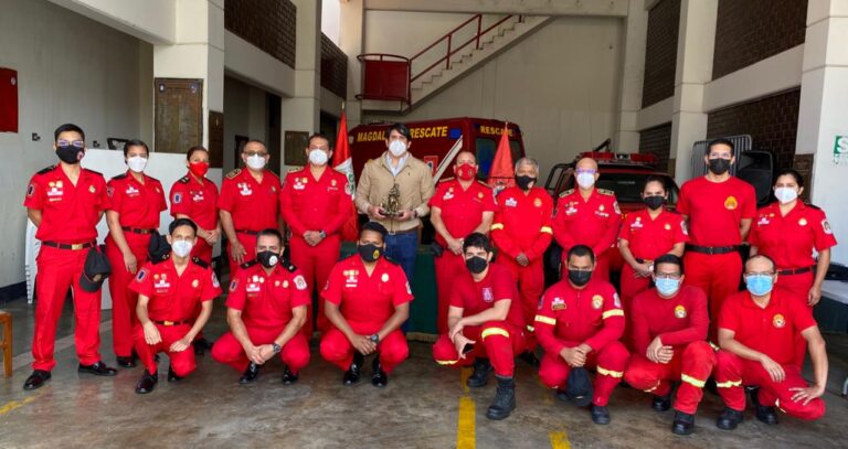 COMPAÑÍA DE BOMBEROS OTORGA RECONOCIMIENTO A ALCALDE DE MAGDALENA DEL MAR