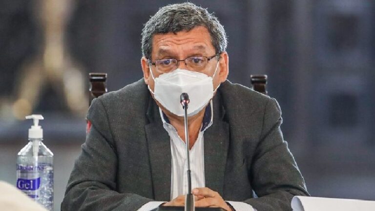 HERNANDO CEVALLOS: GOBIERNO DEBERÍA EVALUAR PERMANENCIA DE HERNÁN CONDORI