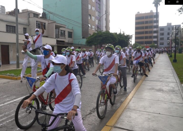 PUEBLO LIBRE: CICLISTAS REALIZAN BANDERAZO POR LA SELECCIÓN PERUANA