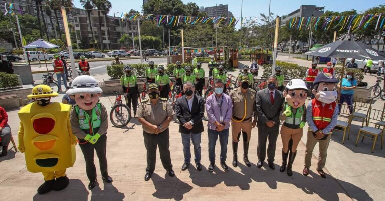 JESÚS MARÍA Y REAL PLAZA DONAN 20 BICICLETAS A POLICÍA DE TRÁNSITO