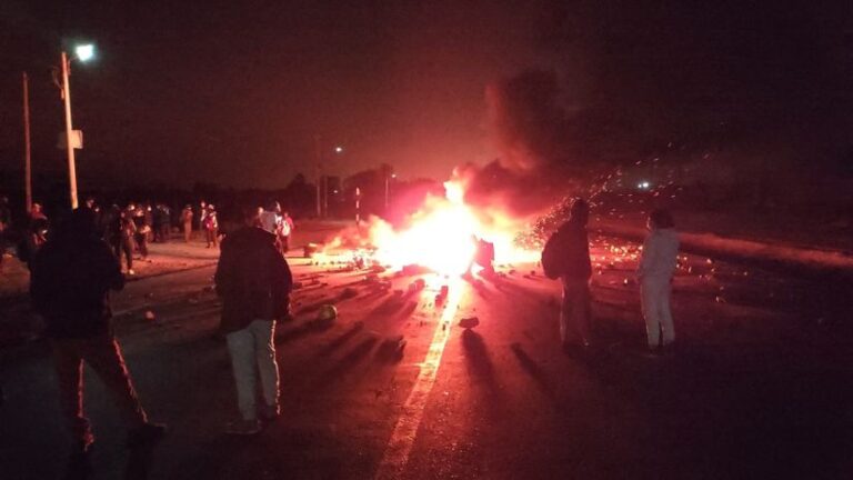 TRABAJADORES AGRARIOS BLOQUEAN UN TRAMO DE LA PANAMERICANA SUR EN ICA: