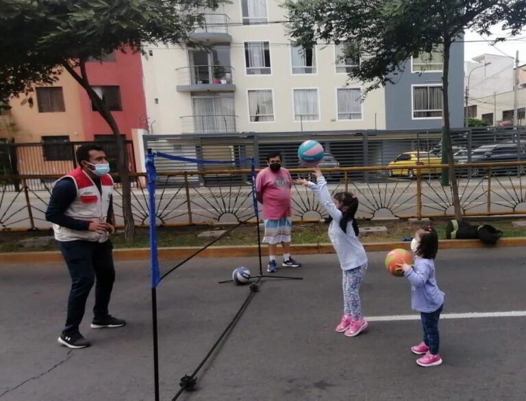 MAGDALENA: NIÑOS CELEBRAN SU DÍA TOMANDO LA AV. BRASIL PARA HACER DEPORTE Y RECREACIÓN