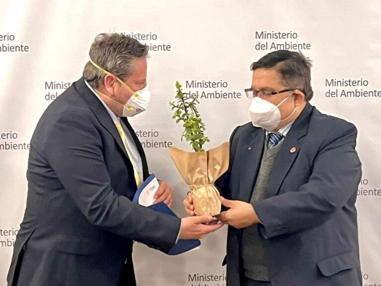 PUEBLO LIBRE RECIBE PREMIO POR GESTIÓN DE APOYO A ECO EFICIENCIA