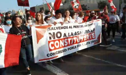 CIUDADANOS PROTESTAN POR LAS CALLES DEL CENTRO DE LIMA EN CONTRA DE LA INSTALACIÓN DE UNA ASAMBLEA CONSTITUYENTE