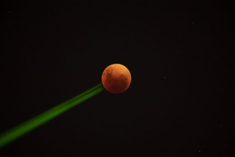 SUDAMÉRICA SE TIÑÓ DE ROJO DE LA LUNA ECLIPSADA