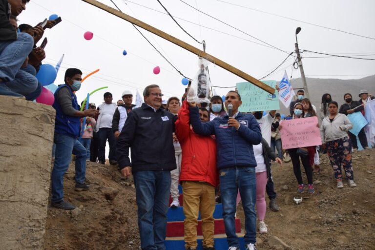 Lucho Molina, precandidato por Avanza País a la alcaldía de Lima, inauguró escalera de concreto en cima de cerro de asentamiento Villa Primavera, en Carabayllo