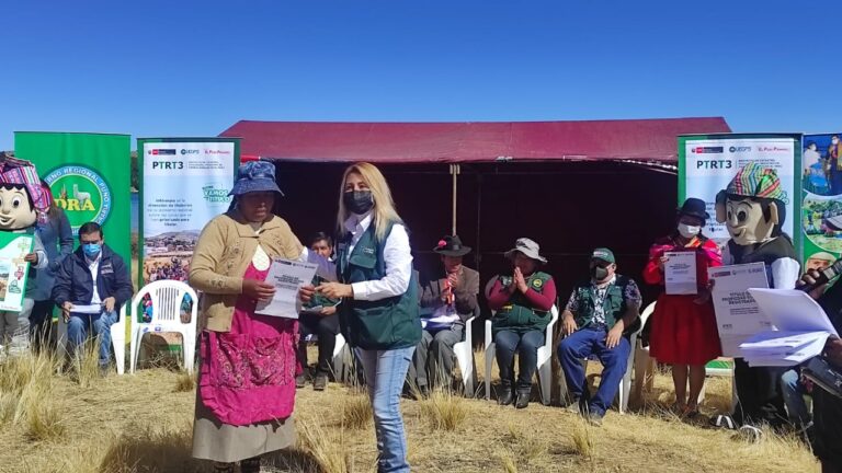 CIENTOS DE CAMPESINOS AIMARAS Y QUECHUAHABLANTES DE PUNO RECIBEN TÍTULOS DE SUS TIERRAS