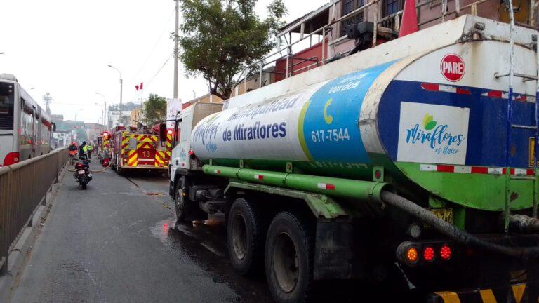 ALCALDE DE MIRAFLORES, APOYA CON MÁS DE 10 MIL GALONES DE AGUA EN INCENDIO DE JESÚS MARÍA