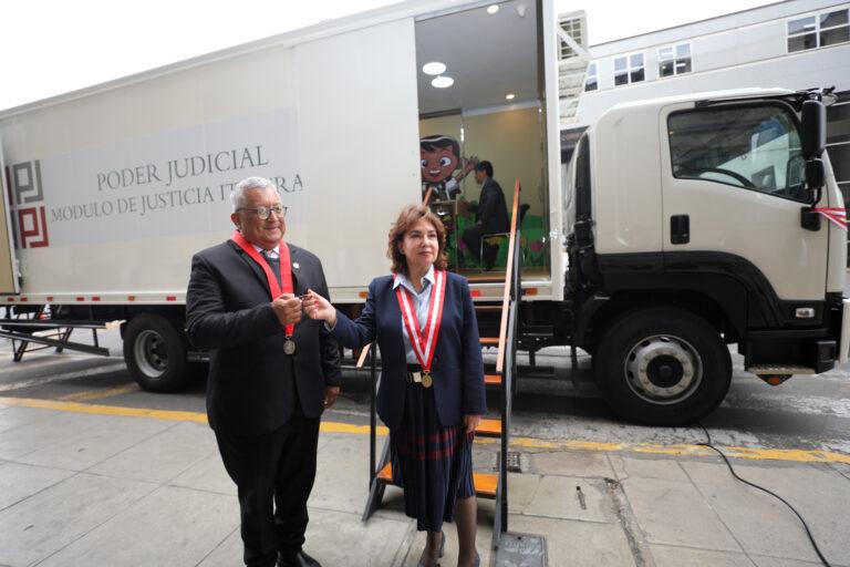 PRESIDENTA DEL PODER JUDICIAL ENTREGA BUS CON CÁMARA GESELL