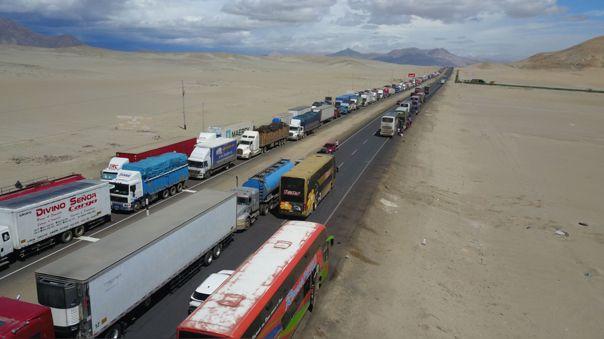 Intensas lluvias bloquean más de 10 000 camiones de carga en las carreteras