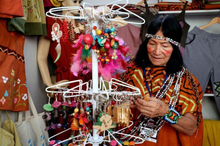 USUARIA DE PENSIÓN 65 DE COMUNIDAD NATIVA DE OXAPAMPA EXPONE EN FERIA DE ARTESANÍAS EN LIMA