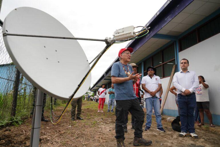 MINISTRO DE EDUCACIÓN PONE EN OPERACIÓN ANTENA SATELITAL A COLEGIO EN ZONA FRONTERIZA DE LA SELVA