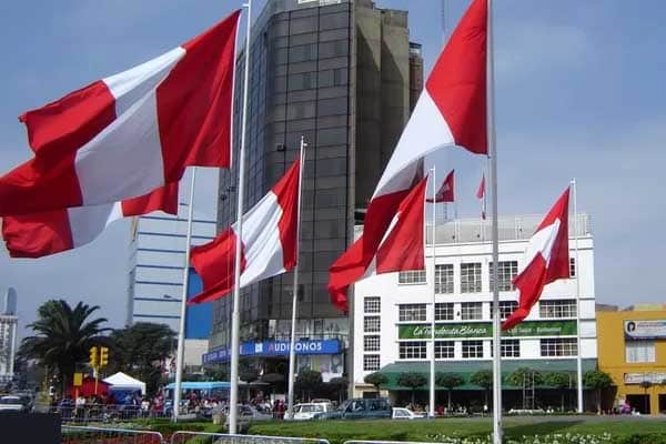 FIESTAS PATRIAS: ¿BANDERA VIEJA, SUCIA O CON HUECO? ESTA ES LA MULTA POR COLOCAR EN MAL ESTADO EL MÁXIMO SÍMBOLO DEL PERÚ