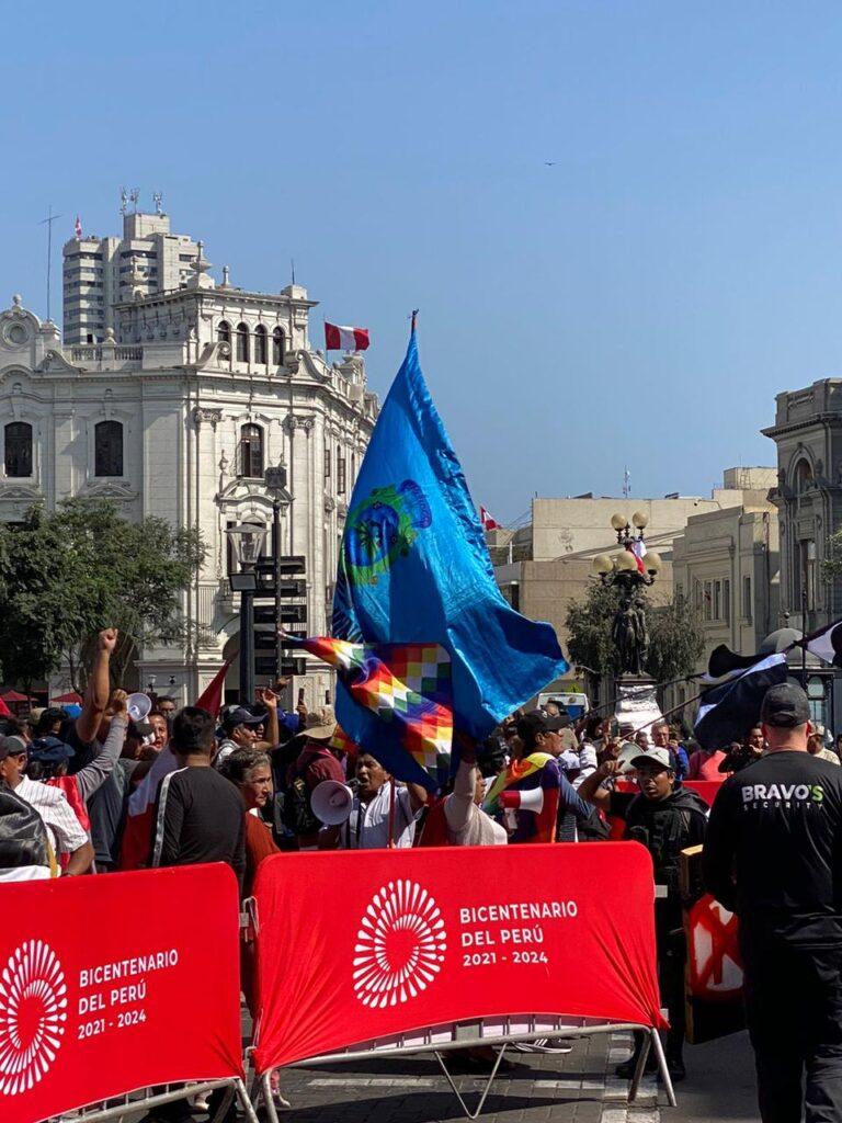 Lima: Se suspenden actividades por agresiones de manifestantes en la Plaza San Martín