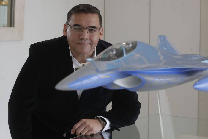 Conoce al peruano que diseña y construye prototipos de aviones de última generación