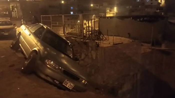 Conductor pierde el control de su vehículo y casi cae sobre tres viviendas en San Juan de Miraflores