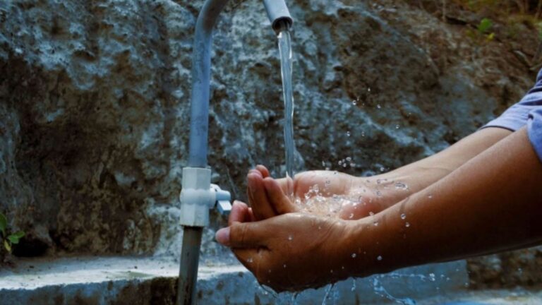 Alcaldesa de San Isidro observa resultados de reporte de SUNASS sobre consumo de agua en el distrito