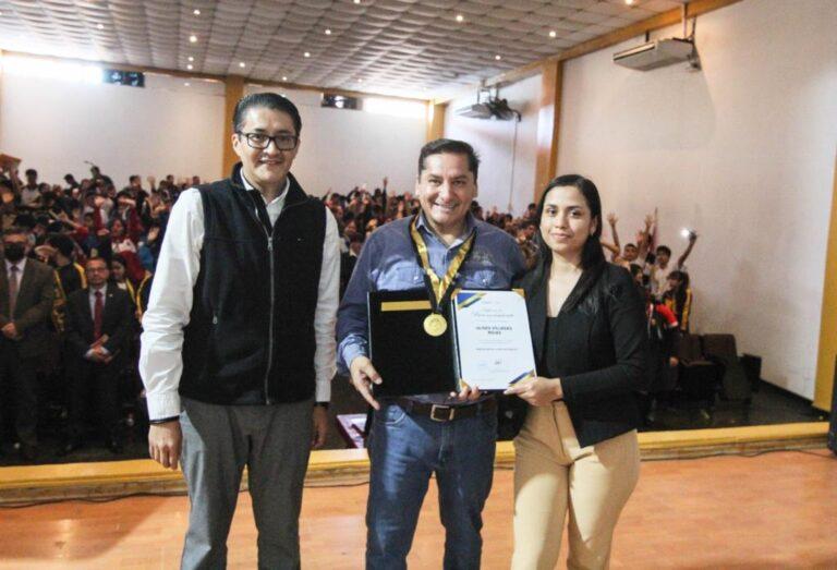 Alcalde de Comas fue reconocido con la medalla a la educación y motivación