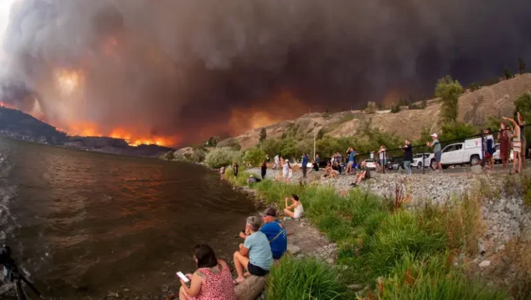 Canadá: incendios obligan a evacuar una ciudad y poner bajo alerta una región