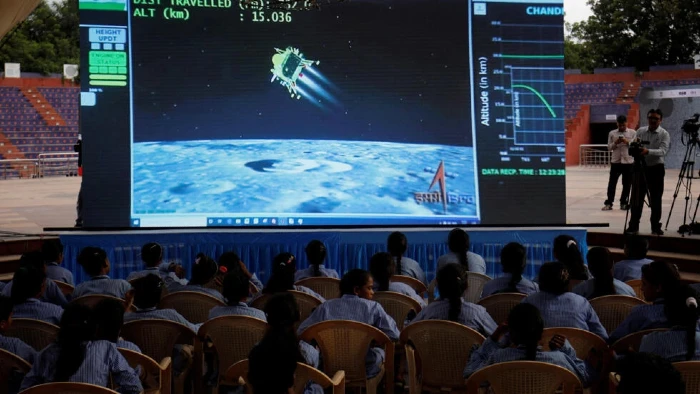 India aluniza con éxito una nave espacial en el polo sur de la Luna, por primera vez en la historia