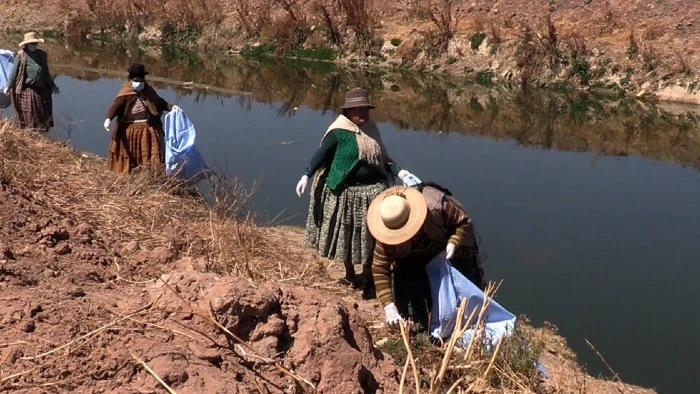 Las aymaras y su esfuerzo por preservar el lago Titicaca, azotado por la sequía y la contaminación