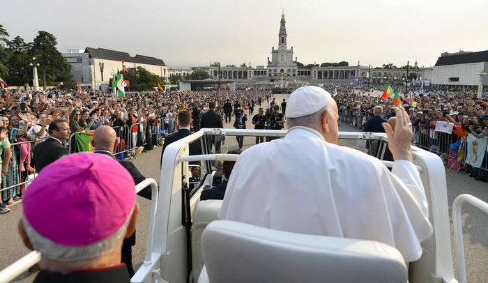 Portugal: el papa Francisco realiza una rápida visita a Fátima ante 200 mil fieles