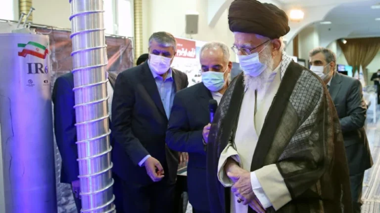 OIEA: Irán ralentiza enriquecimiento de uranio y limita la vigilancia a su programa nuclear