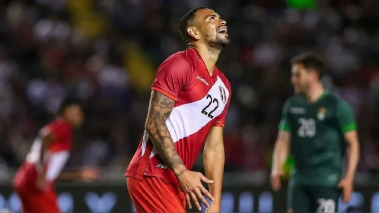 La novena baja de Perú: Alexander Callens se pierde el debut ante Paraguay en las Eliminatorias por lesión