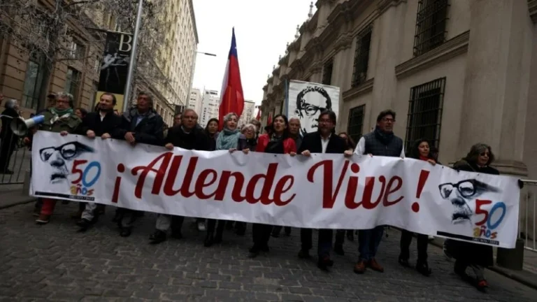 Chile: cientos de personas se manifiestan para conmemorar la victoria de Salvador Allende