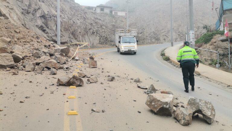 Comas supervisa retiro de rocas en la vía Pasamayito