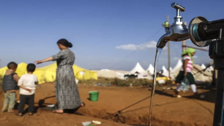 Comienzan a instalar servicios de agua y luz en campamentos de refugiados en Marruecos