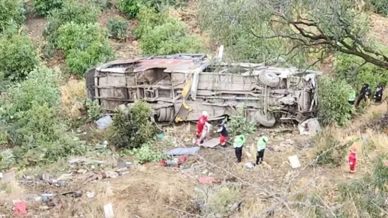 Al menos 24 fallecidos deja despiste y volcadura de un bus interprovincial en Huancavelica