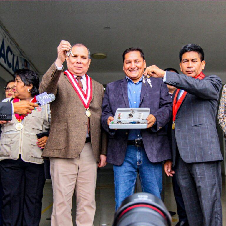 Ulises villegas entregó las llaves del edificio de 4 pisos al presidente de la Corte Suprema de Justicia del Perú