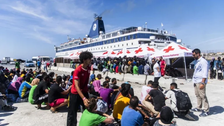 Lampedusa, la isla italiana desbordada con más migrantes que habitantes