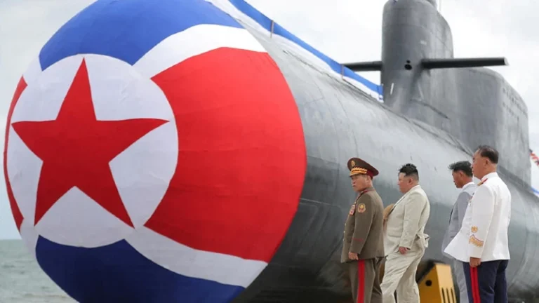 Corea del Norte presentó su nuevo «submarino de ataque nuclear», pero hay dudas sobre su capacidad