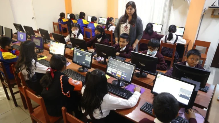 Conoce a la docente que promueve inteligencia artificial y robótica en aulas de Arequipa