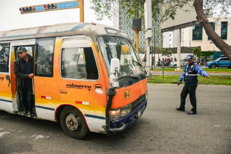 Una docena de buses fueron internados en los depósitos de la ATU por infringir la normativa de transporte