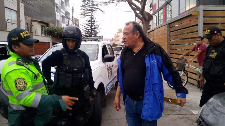 Serenos de Pueblo Libre intervienen a chofer que siguió su camino tras impactar a otro carro porque quería ir al baño