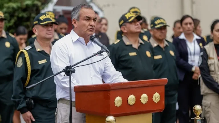 Vicente Romero renunció al cargo de ministro del Interior tras ser censurado por el Congreso de la República
