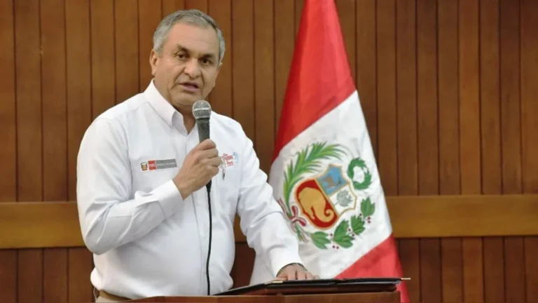 Ministro del Interior, Vicente Romero, fue censurado por el Congreso tras debatirse dos mociones en su contra