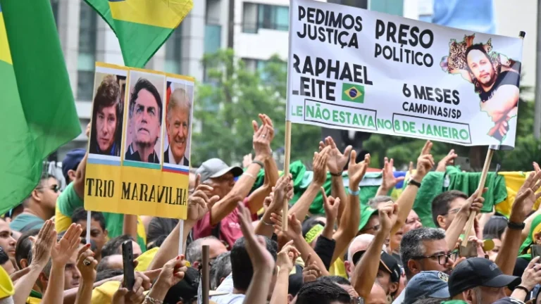 Miles de seguidores del expresidente ultraderechista Jair Bolsonaro exigen la salida del juez encargado del caso de la asonada en Brasil