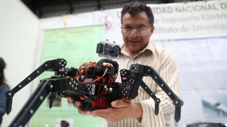 Ingenieros de la Universidad Nacional de Ingeniería (UNI) crean robot hexápodo que explora terrenos agrícolas
