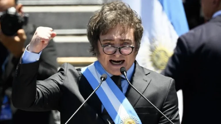 Presidente Argentino Javier Milei firmó decreto que reduce a 9 el número de ministerios: gabinete juró a cargos sin acceso a la prensa